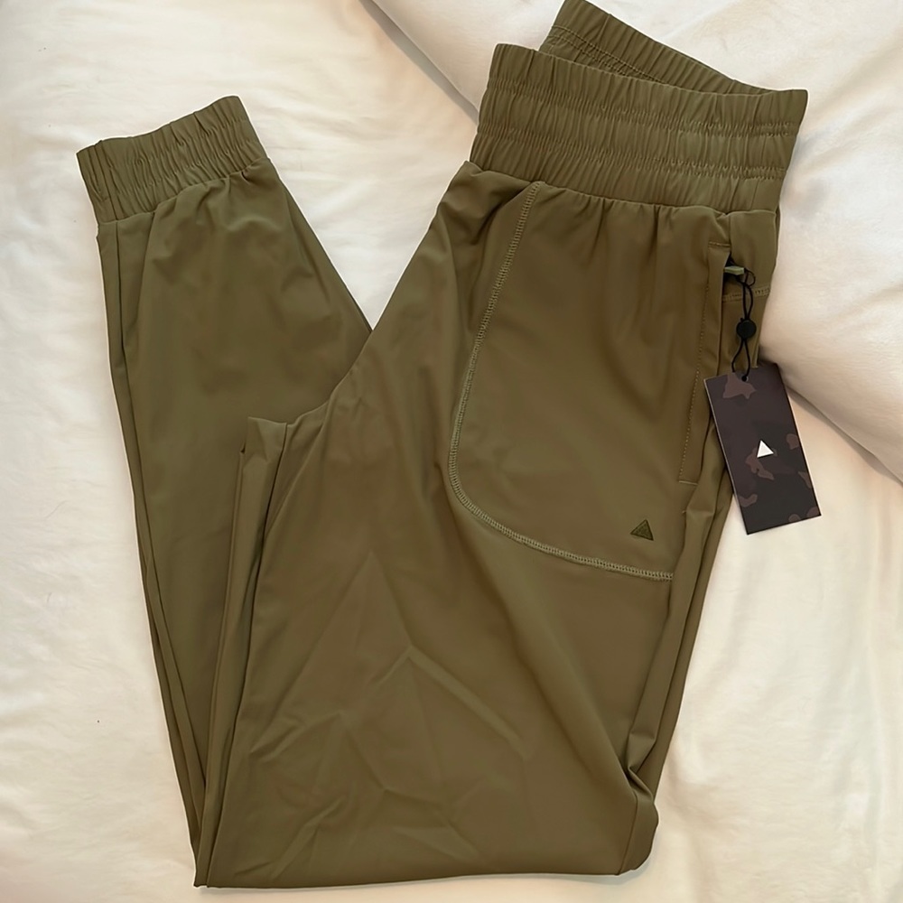 NWT Balance Athletica Vitality Swift Jogger in Olive Size M